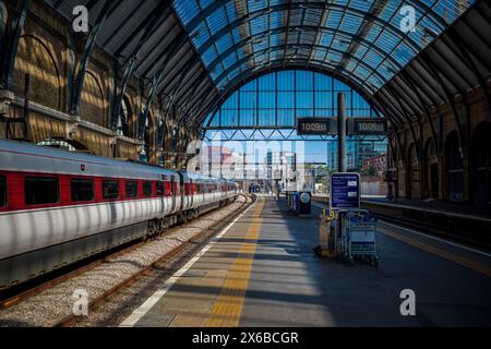 LNER Kings Cross London - LNER Train am Bahnhof London Kings Cross. LNER Azuma Train am Londoner Bahnhof Kings Cross. Stockfoto