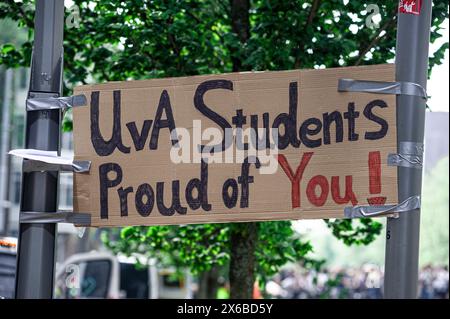 Universität Amsterdam, Roeterseiland Campus, Amsterdam, Niederlande. Montag, 13. Mai 2024. Studentinnen und ihre Unterstützer besetzten heute kurz die Universität Amsterdam auf dem Campus Roeterseiland im Zentrum von Amsterdam. Mehrere Tausend versammelten sich, darunter Angestellte der Universität. Einige Polizisten setzten extrem schwere Gewalt ein, um die große Studentenschaft zu zerstreuen. Quelle: Charles M Vella/Alamy Live News Stockfoto