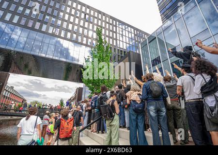 Universität Amsterdam, Roeterseiland Campus, Amsterdam, Niederlande. Montag, 13. Mai 2024. Studentinnen und ihre Unterstützer besetzten heute kurz die Universität Amsterdam auf dem Campus Roeterseiland im Zentrum von Amsterdam. Mehrere Tausend versammelten sich, darunter Angestellte der Universität. Einige Polizisten setzten extrem schwere Gewalt ein, um die große Studentenschaft zu zerstreuen. Quelle: Charles M Vella/Alamy Live News Stockfoto