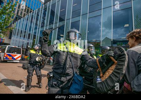Universität Amsterdam, Roeterseiland Campus, Amsterdam, Niederlande. Montag, 13. Mai 2024. Studentinnen und ihre Unterstützer besetzten heute kurz die Universität Amsterdam auf dem Campus Roeterseiland im Zentrum von Amsterdam. Mehrere Tausend versammelten sich, darunter Angestellte der Universität. Einige Polizisten setzten extrem schwere Gewalt ein, um die große Studentenschaft zu zerstreuen. Quelle: Charles M Vella/Alamy Live News Stockfoto