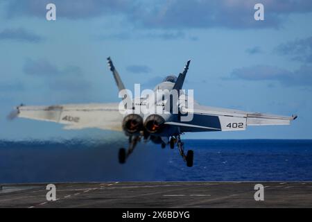 PACIFIC OCEAN (24. Juni 2022) eine F/A-18E Super Hornet, die den „Vigilantes“ der Strike Fighter Squadron (VFA) 151 zugeordnet ist, startet ab dem flugdez Stockfoto