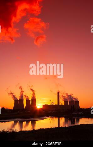 Fiddlers Ferry Power Station (heute teilweise abgerissen, soll bis 2025 vollständig abgerissen werden), nahe Warrington, Cheshire, England, Vereinigtes Königreich, Europa Stockfoto