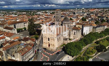 Drohnenfoto Kathedrale Saint-Pierre Angoulême Frankreich Europa Stockfoto