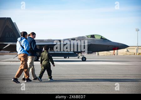 Megan Rodgers, Oberst der US-Luftwaffe, der elfte Helfer des Kommandanten, bringt ihren Sohn Jayce und ihre Tochter Hailey über den Flug Stockfoto