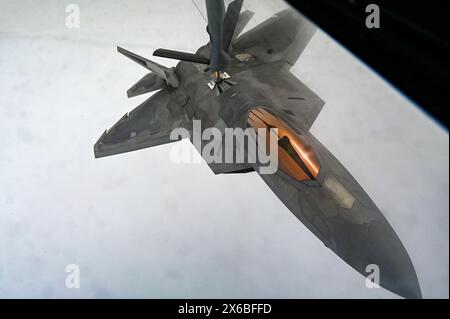 Ein F-22 Raptor, der der 477th Fighter Group zugeordnet ist, erhält Treibstoff von einem KC-135 Stratotanker, der dem 92nd Air Betanking Wing während der Übung Ro zugeteilt wurde Stockfoto