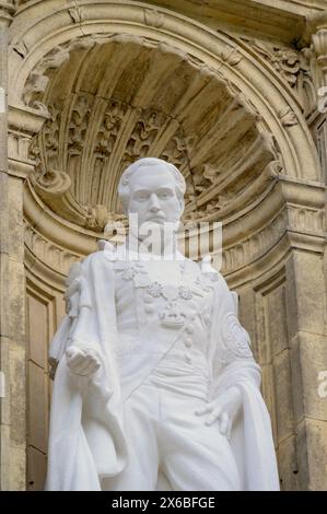London, Großbritannien. Statue an der Nordfassade der Royal Albert Hall. Portland Stone von Tom Brown, Tom Nicholls, Josh Schlosser und Sam Lee von Londo Stockfoto