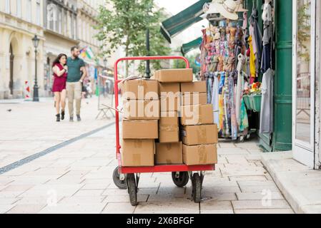 Wagen mit Kisten vor einem Geschäft Stockfoto