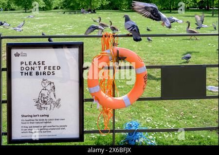 London, Großbritannien. Bitte füttern Sie das Vogelschild in den Kensington Gardens nicht mit Vögeln. Bild von Quentin Black Stockfoto