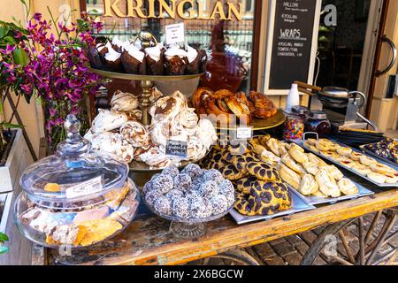 Kuchen und Gebäck vor dem Cafe Kringlan auf Haga Nygata, Haga, Göteborg, Schweden Stockfoto