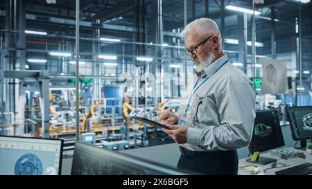 Autowerkstatt: Porträt eines leitenden weißen männlichen Chefingenieurs mit Tablet-Computer in automatisierten Roboterarmmontagestraßen zur Herstellung von High-Tech-Elektrofahrzeugen. Seitenansicht Stockfoto