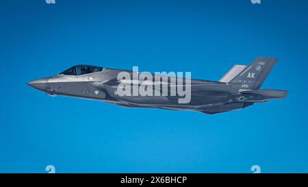 Ein F-35 Lightning II Flugzeug, das dem 354th Fighter Wing zugeordnet ist, fliegt in Formation mit einem KC-135 Stratotanker, der dem 92nd Air Taneling Win zugeteilt wurde Stockfoto