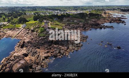 Drohnenaufnahmen von Ploumanac'h Perros-Guirec in Frankreich, der ikonischen Küste der Rosa Granitküste mit massiven, geformten rosa Felsformationen Mean Ruz Stockfoto