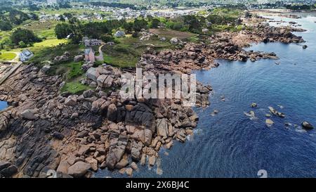 Drohnenaufnahmen von Ploumanac'h Perros-Guirec in Frankreich, der ikonischen Küste der Rosa Granitküste mit massiven, geformten rosa Felsformationen Mean Ruz Stockfoto