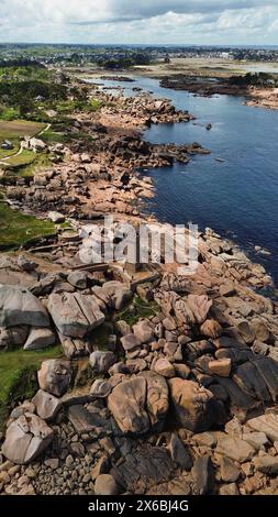 Drohnenaufnahmen von Ploumanac'h Perros-Guirec in Frankreich, der ikonischen Küste der Rosa Granitküste mit massiven, geformten rosa Felsformationen Mean Ruz Stockfoto
