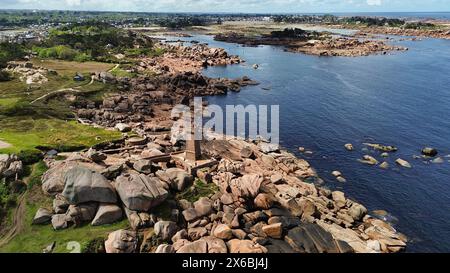 Drohnenaufnahmen von Ploumanac'h Perros-Guirec in Frankreich, der ikonischen Küste der Rosa Granitküste mit massiven, geformten rosa Felsformationen Mean Ruz Stockfoto