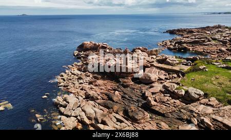 Drohnenaufnahmen von Ploumanac'h Perros-Guirec in Frankreich, der ikonischen Küste der Rosa Granitküste mit massiven, geformten rosa Felsformationen Mean Ruz Stockfoto