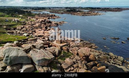 Drohnenaufnahmen des Phare de Men Ruz Ploumanac'h Perros-Guirec Frankreich, des ikonischen rosa Granit-Leuchtturms, der auf zerklüfteten Felsformationen thront Stockfoto