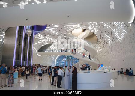 Dubai, VAE - 16. Januar 2024: Eintritt zum Museum der Zukunft, Innenraum der Eingangshalle mit Wendeltreppen und Touristen. Stockfoto