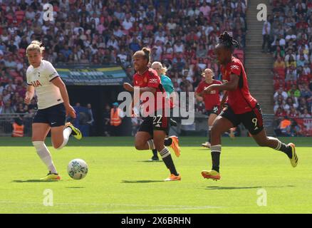 LONDON, ENGLAND: L-R Nokita PARRIS von Manchester United Women und Melvine Malard (Leihgabe von Lyon) von Manchester United Women in Aktion während T Stockfoto