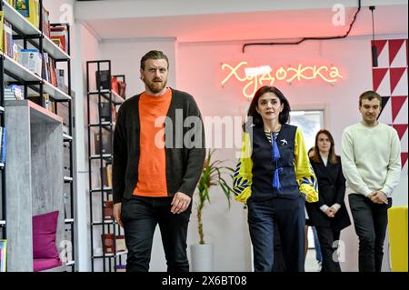 Nicht exklusiv: ZAPORIZHZHIA, UKRAINE - 10. MAI 2024 - Sekretärin des Stadtrates von Zaporizhzhia Rehina Kharchenko (C) nimmt an der Eröffnung eines upgra Teil Stockfoto