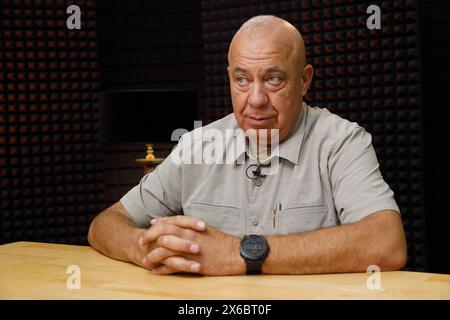 Nicht exklusiv: KIEW, UKRAINE - 8. MAI 2024 - US-amerikanischer Politiker und Mitglied der Nebraska-Legislative, Senator Tom Brewer gibt einem Co ein Interview Stockfoto