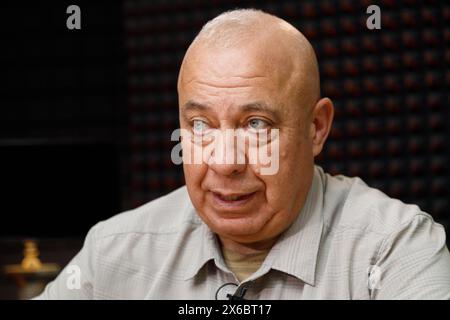 Nicht exklusiv: KIEW, UKRAINE - 8. MAI 2024 - US-amerikanischer Politiker und Mitglied der Nebraska-Legislative, Senator Tom Brewer gibt einem Co ein Interview Stockfoto