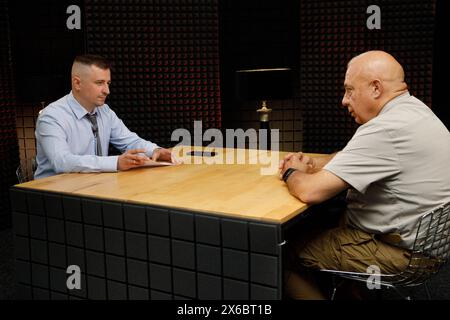 Nicht exklusiv: KIEW, UKRAINE - 8. MAI 2024 - US-amerikanischer Politiker und Mitglied der Nebraska-Legislative, Senator Tom Brewer (R) gibt ein Interview Stockfoto