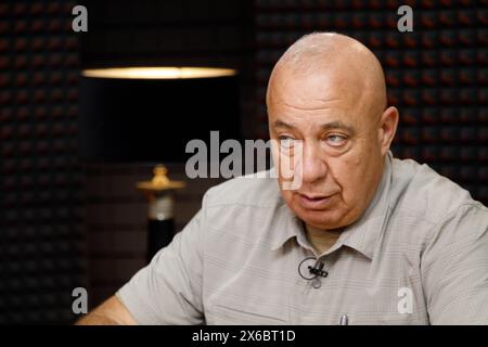 Nicht exklusiv: KIEW, UKRAINE - 8. MAI 2024 - US-amerikanischer Politiker und Mitglied der Nebraska-Legislative, Senator Tom Brewer gibt einem Co ein Interview Stockfoto