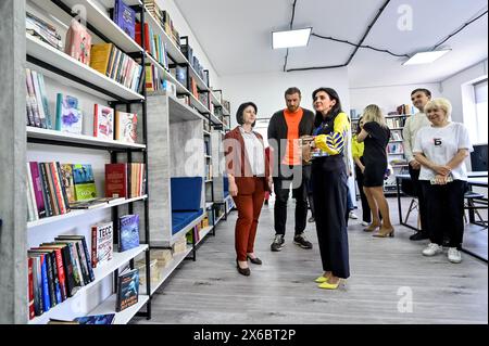 Nicht exklusiv: ZAPORIZHZHIA, UKRAINE - 10. MAI 2024 - Sekretärin des Stadtrates von Zaporizhzhia Rehina Kharchenko (C) nimmt an der Eröffnung eines upgra Teil Stockfoto