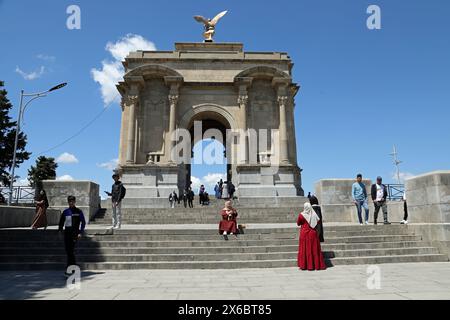 Touristen am Denkmal für die Gefallenen in der algerischen Stadt Konstantin Stockfoto