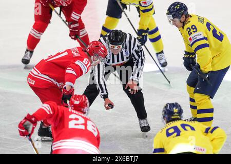 Ostrava, Tschechische Republik. Mai 2024. Die Spieler Polens und Schwedens starten das Spiel der IIHF Eishockey-Weltmeisterschaft 2024 zwischen Schweden und Polen in der Ostravar Arena Ostrava. Endstand; Schweden 5:1 Polen. (Foto: Grzegorz Wajda/SOPA Images/SIPA USA) Credit: SIPA USA/Alamy Live News Stockfoto