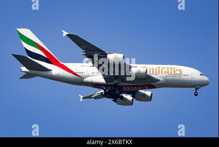 Ein Emirates Airbus A380-861 mit der Registrierung A6-EUB landet in lhr vom Dubai International Airport (DXB, VAE). Credit JTW Aviation Images / Alamy. Stockfoto