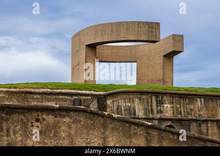 In Lob des Horizonts gilt eine Betonskulptur als Symbol der Stadt. Es liegt auf dem Hügel Santa Catalina. Gijón, Asturien, Spanien. Stockfoto