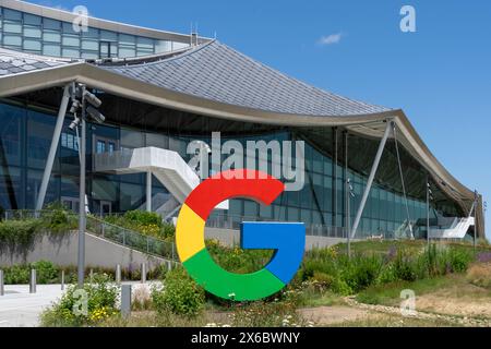 Mountain View, CA, USA – 8. Juni 2023: Nahaufnahme des Google-Logos auf dem Firmencampus von Google Bay View in Mountain View, Kalifornien, USA. Stockfoto