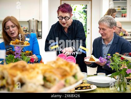 Der Comedian Jo Brand schließt sich 13 britischen Wohltätigkeitsorganisationen an, die vom Eden Project im Museum of Home in London veranstaltet werden, um den Monat Community 2024 zu eröffnen. (Links-rechts) Verity Prime, Leiter der nationalen Lotterie Funding Strategy, Jo Brand, Peter Stewart, Eden Project Chief Purpose Officer. Bilddatum: Dienstag, 14. 2024. Stockfoto