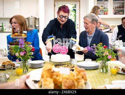 Der Comedian Jo Brand schließt sich 13 britischen Wohltätigkeitsorganisationen an, die vom Eden Project im Museum of Home in London veranstaltet werden, um den Monat Community 2024 zu eröffnen. (Links-rechts) Verity Prime, Leiter der nationalen Lotterie Funding Strategy, Jo Brand, Peter Stewart, Eden Project Chief Purpose Officer. Bilddatum: Dienstag, 14. 2024. Stockfoto