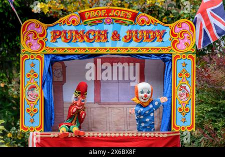 Mr. Punch und der Clown in Prof Joes traditioneller Punch- und Judy-Show beim Covent Garden May Fayre and Puppet Festival. 12. Mai 2024. Stockfoto