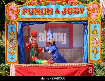 Mr. Punch und der Polizist in einer traditionellen Punch and Judy Show beim Covent Garden May Fayre and Puppet Festival. 12. Mai 2024. Stockfoto