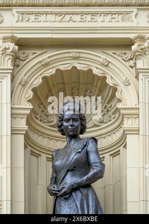 London, Großbritannien. Statue von Königin Elisabeth II. An der Südfassade der Royal Albert Hall Bildhauer: Mohnfeld. Enthüllt von König Charles, November 202 Stockfoto