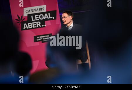 Berlin, Deutschland. Mai 2024. Bundesgesundheitsminister Karl Lauterbach (SPD) diskutiert mit Schülern des Käthe-Kollwitz-Gymnasiums über die Cannabislegalisierung. Quelle: Britta Pedersen/dpa/Alamy Live News Stockfoto