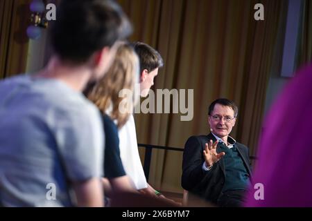 Berlin, Deutschland. Mai 2024. Bundesgesundheitsminister Karl Lauterbach (SPD) diskutiert mit Schülern des Käthe-Kollwitz-Gymnasiums über die Cannabislegalisierung. Quelle: Britta Pedersen/dpa/Alamy Live News Stockfoto