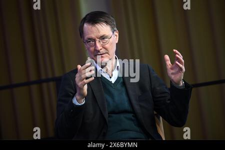 Berlin, Deutschland. Mai 2024. Bundesgesundheitsminister Karl Lauterbach (SPD) diskutiert mit Schülern des Käthe-Kollwitz-Gymnasiums über die Cannabislegalisierung. Quelle: Britta Pedersen/dpa/Alamy Live News Stockfoto