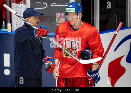 L-R Coach-Assistent Tomas Plekanec und Spieler Ondrej Palat während des Trainings der tschechischen Hockeynationalmannschaft in Prag, Tschechische Republik, 14. Mai 2024. (CTK-Foto/Vit Simanek) Stockfoto