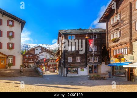 Zermatt, Schweiz - Oktober 7, 2019: Stadt main street view im berühmten Schweizer Ski Resort, Gemeindehaus, Berge und Menschen Stockfoto
