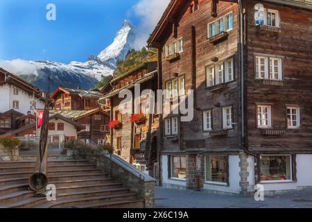 Zermatt, Schweiz ikonische Stadt Street View in berühmten Schweizer Alpen Skigebiet, Matterhorn Snow Mount, Bronze Alphorn und Häuser Stockfoto