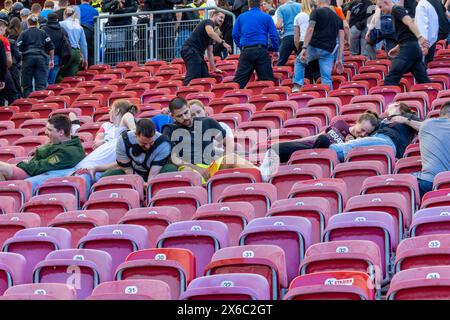 Anti-Terror-Übung der Polizei Baden-Württemberg im Fußballstadion. Im Vorfeld der Fußball-EM Proben 1200 Polizistinnen und Polizisten den Ernstfall. Szenario war ein Messerstecker auf der Tribüne der MHP-Arena, dem Stadion des VfB Stuttgart, das zugleich Austragungsort von fünf EM-Spielen ist. Nach der Erstversorgung durch die Polizei wurde auch die Übergabe der Verletzten an Rettungsdienste und Feuerwehr geprobt. // 14.05.2024: Stuttgart, Baden-Württemberg, Deutschland *** Anti-Terror-Übung der Polizei Baden Württemberg in einem Fußballstadion im Vorfeld der Fußball-Europameisterschaft, 1, Stockfoto