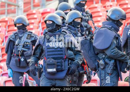 Anti-Terror-Übung der Polizei Baden-Württemberg im Fußballstadion. Im Vorfeld der Fußball-EM Proben 1200 Polizistinnen und Polizisten den Ernstfall. Szenario war ein Messerstecker auf der Tribüne der MHP-Arena, dem Stadion des VfB Stuttgart, das zugleich Austragungsort von fünf EM-Spielen ist. Nach der Erstversorgung durch die Polizei wurde auch die Übergabe der Verletzten an Rettungsdienste und Feuerwehr geprobt. // 14.05.2024: Stuttgart, Baden-Württemberg, Deutschland *** Anti-Terror-Übung der Polizei Baden Württemberg in einem Fußballstadion im Vorfeld der Fußball-Europameisterschaft, 1, Stockfoto