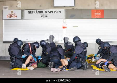 Anti-Terror-Übung der Polizei Baden-Württemberg im Fußballstadion. Im Vorfeld der Fußball-EM Proben 1200 Polizistinnen und Polizisten den Ernstfall. Szenario war ein Messerstecker auf der Tribüne der MHP-Arena, dem Stadion des VfB Stuttgart, das zugleich Austragungsort von fünf EM-Spielen ist. Nach der Erstversorgung durch die Polizei wurde auch die Übergabe der Verletzten an Rettungsdienste und Feuerwehr geprobt. // 14.05.2024: Stuttgart, Baden-Württemberg, Deutschland *** Anti-Terror-Übung der Polizei Baden Württemberg in einem Fußballstadion im Vorfeld der Fußball-Europameisterschaft, 1, Stockfoto