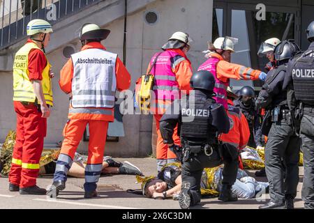 Anti-Terror-Übung der Polizei Baden-Württemberg im Fußballstadion. Im Vorfeld der Fußball-EM Proben 1200 Polizistinnen und Polizisten den Ernstfall. Szenario war ein Messerstecker auf der Tribüne der MHP-Arena, dem Stadion des VfB Stuttgart, das zugleich Austragungsort von fünf EM-Spielen ist. Nach der Erstversorgung durch die Polizei wurde auch die Übergabe der Verletzten an Rettungsdienste und Feuerwehr geprobt. // 14.05.2024: Stuttgart, Baden-Württemberg, Deutschland *** Anti-Terror-Übung der Polizei Baden Württemberg in einem Fußballstadion im Vorfeld der Fußball-Europameisterschaft, 1, Stockfoto