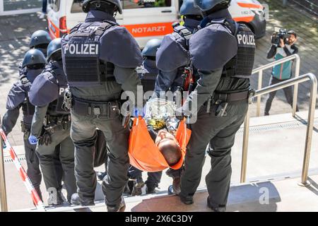 Anti-Terror-Übung der Polizei Baden-Württemberg im Fußballstadion. Im Vorfeld der Fußball-EM Proben 1200 Polizistinnen und Polizisten den Ernstfall. Szenario war ein Messerstecker auf der Tribüne der MHP-Arena, dem Stadion des VfB Stuttgart, das zugleich Austragungsort von fünf EM-Spielen ist. Nach der Erstversorgung durch die Polizei wurde auch die Übergabe der Verletzten an Rettungsdienste und Feuerwehr geprobt. // 14.05.2024: Stuttgart, Baden-Württemberg, Deutschland *** Anti-Terror-Übung der Polizei Baden Württemberg in einem Fußballstadion im Vorfeld der Fußball-Europameisterschaft, 1, Stockfoto
